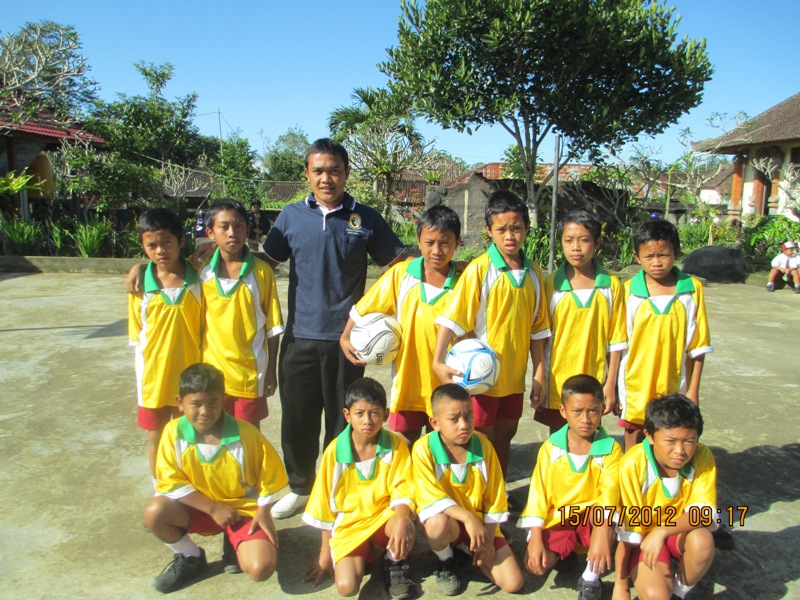 Thanks to Melville Soccer Club who donated soccer tops for schools in Bali. Soccer uniforms 1 SD4 Pelaga