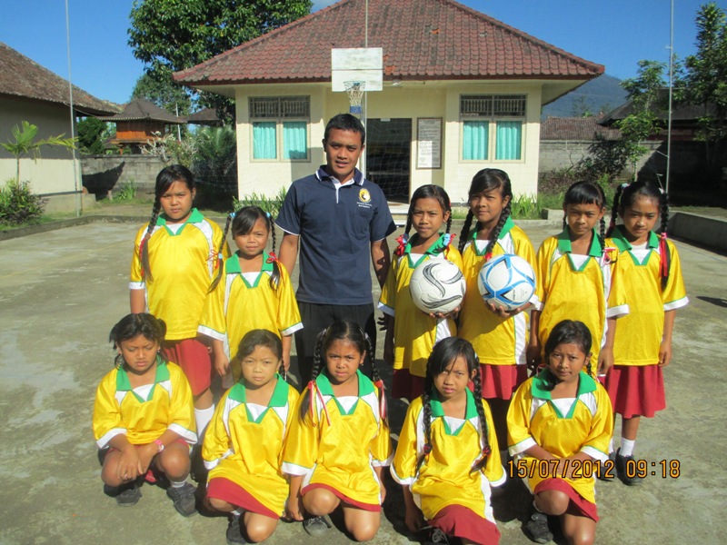 Thanks to Melville Soccer Club who donated soccer tops for schools in Bali. Soccer uniforms 2 SD4 Pelaga